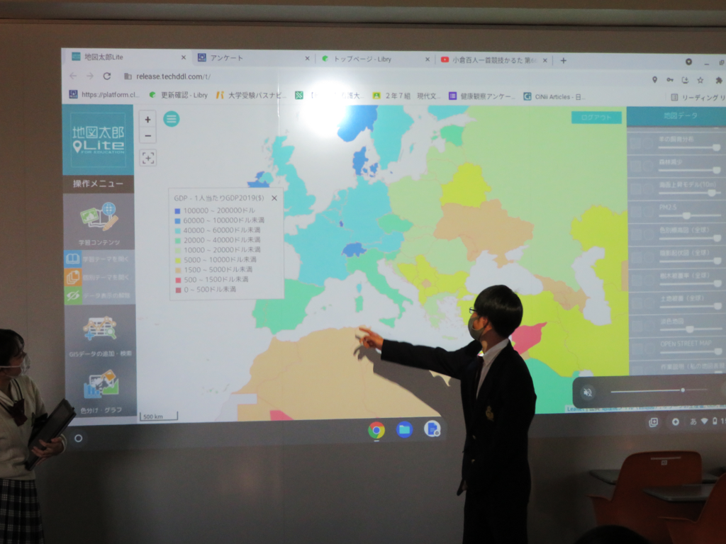 地図太郎Liteをスクリーンに映し、生徒が発表する様子